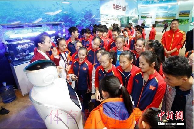 2001年龄段优秀球员集体参观“砥砺奋进的五年”大型成就展 2001年龄段优秀球员集体参观“砥砺奋进的五年”大型成就展